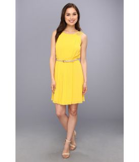 Jessica Simpson Sleeveless Pleated Dress w/ Deep V Back Womens Dress (Yellow)