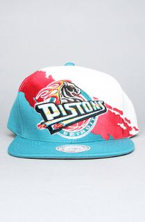 Mitchell & Ness The Detroit Pistons Paintbrush Snapback Hat in Teal Red