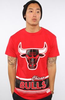 Mitchell & Ness The Chicago Bulls Play By Play Tee in Red