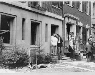 1919 photo Group of people in front of home of Alexander Mitchell Palmer, aft g6  