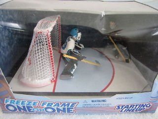 1998 Mike Vernon vs. Mike Modano NHL 1 on 1 Starting Lineup Toys & Games
