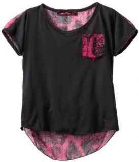 Almost Famous Girls 7 16 Hi Low Lace Trim Tee, Black/Fuchsia, Small (7/8) Clothing