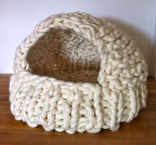 knitted happy cat cave by knitting revolution