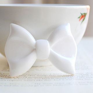 bow brooch by onetenzeroseven