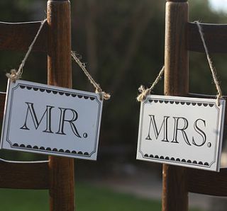 mr and mrs wooden signs by the wedding of my dreams