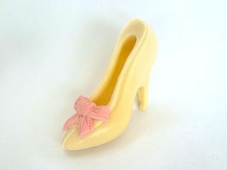 small single shoe pink bow by clifton cakes