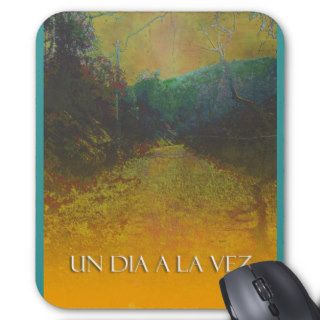 UN DIA A LA VEZ (One Day at a Time in Spanish) Mouse Pads