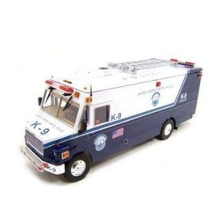 Freightliner MT 55 EMT Version 1/32 Blue Police Toys & Games