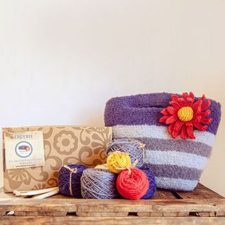 striped felt bag with daisy knitting kit by the mercerie