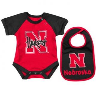NCAA Unisex Infant/Toddler Nebraska Cornhuskers Infant Derby Onesie & Bib Set (Red, 6 12 mo)  Infant And Toddler Sports Fan Apparel  Clothing