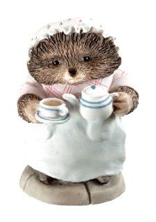 Beatrix Potter Miniature Figurine   Mrs Tiggy winkle Pouring Tea (A2351)   Collectible Figurines
