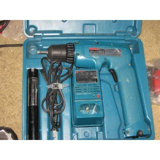 Makita 6095DWE 3/8 Inch 9.6 Volt Cordless Keyless Drill with Two Batteries   Power Drills  